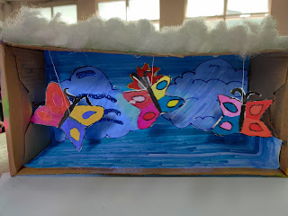 Diorama rama-rama di langit