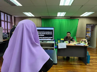 Hakim membaca berita