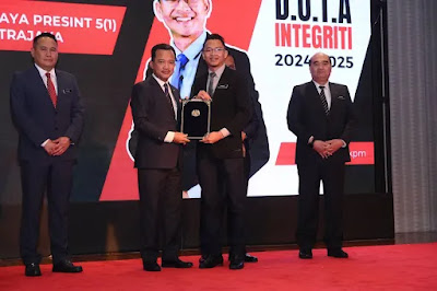 Penyerahan watikah oleh Ketua Setiausaha KPM